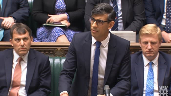 Rishi Sunak si scusa per la "calamità" dello scandalo del sangue infetto