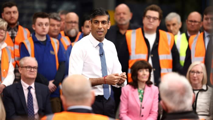 Sunak subisce una serie di battute d'arresto nel primo giorno di campagna elettorale