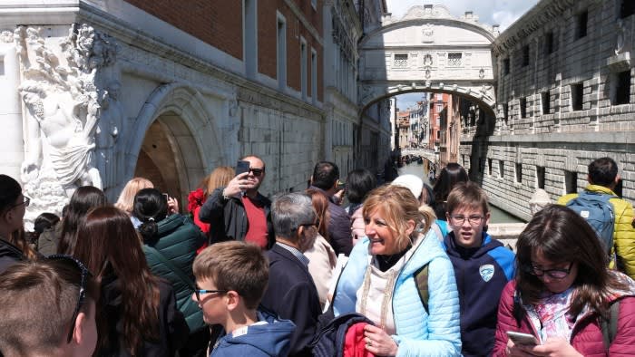 Tassare i turisti – e questo significa tutti noi