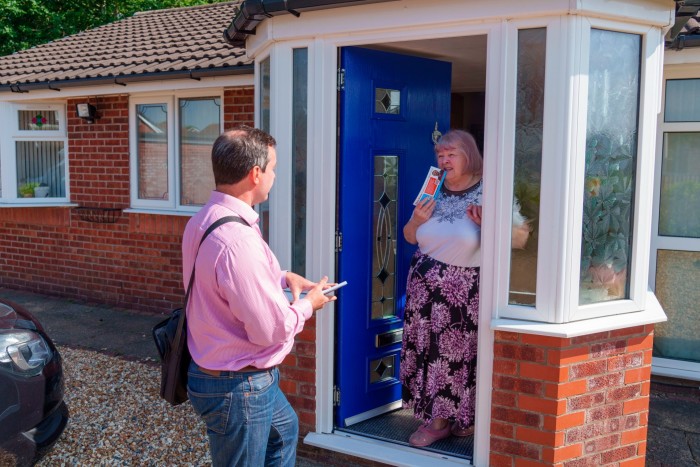 Chris Green parla con un residente