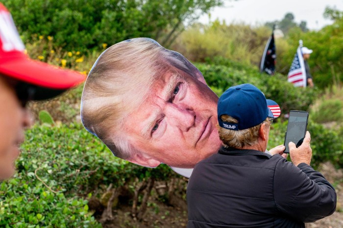 I sostenitori di Trump si riuniscono sabato fuori da un evento di raccolta fondi a Newport Beach, in California