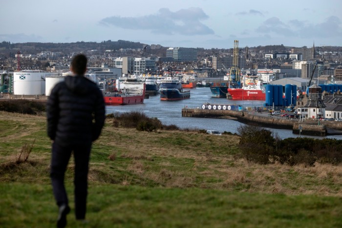 Porto di Aberdeen con barche che riforniscono le piattaforme petrolifere e l'industria petrolifera