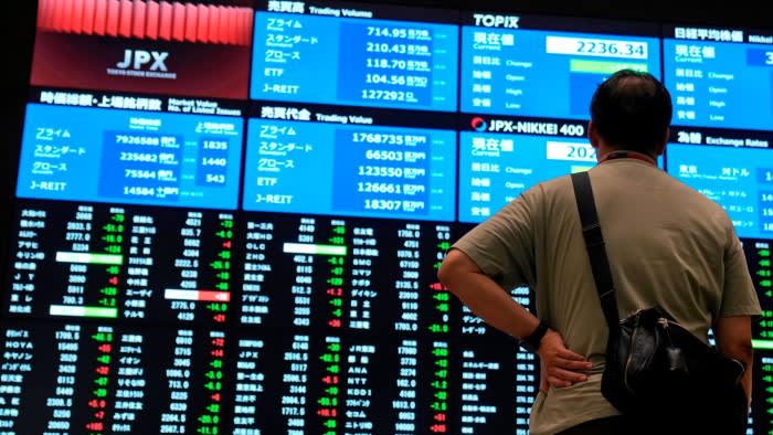 Le azioni giapponesi salgono per sfidare il sell-off tecnologico statunitense