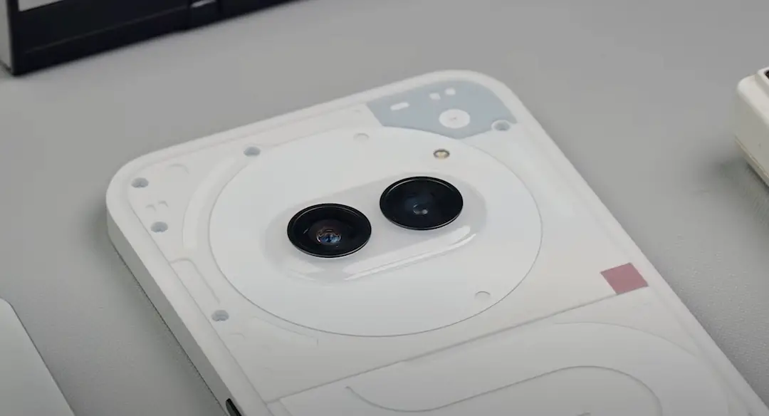 Niente prende in giro il telefono CMF;  Perdite di design online