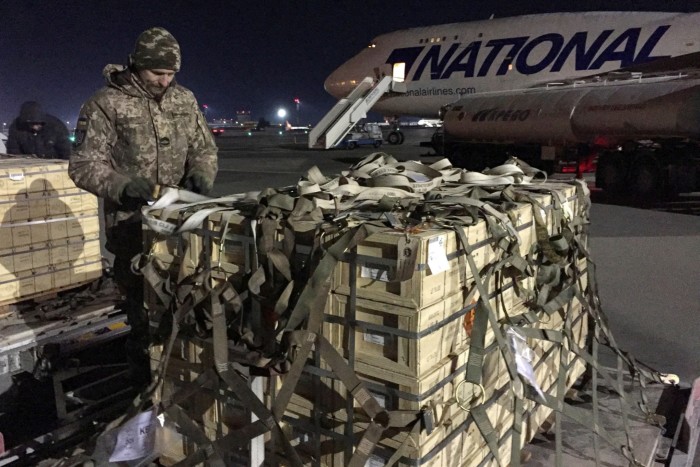 Aiuti militari forniti come parte dell'assistenza alla sicurezza degli Stati Uniti all'Ucraina nel febbraio 2022 