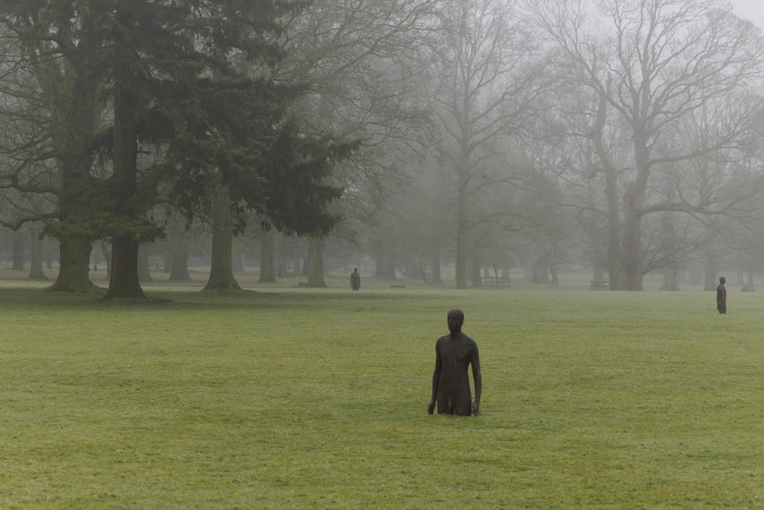 Le sculture 'Time Horizon' (2006) di Antony Gormley installate all'Houghton Hall di Norfolk