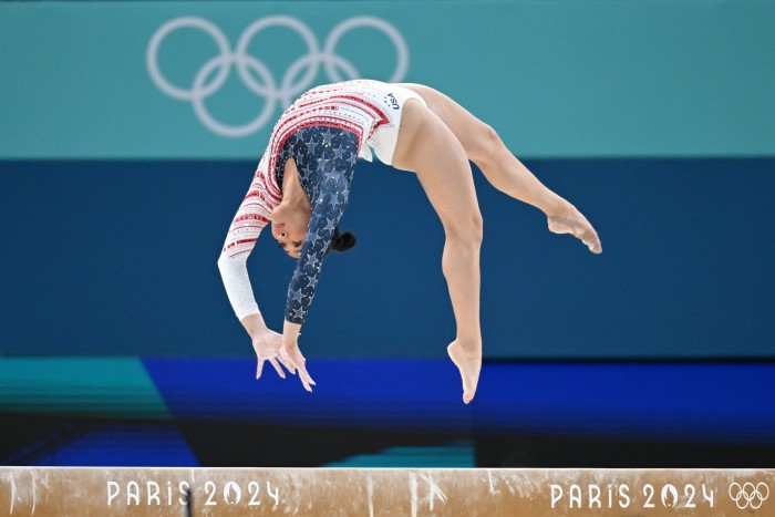 Sunisa Lee sulla trave di equilibrio durante la finale a squadre di martedì a Parigi, Francia