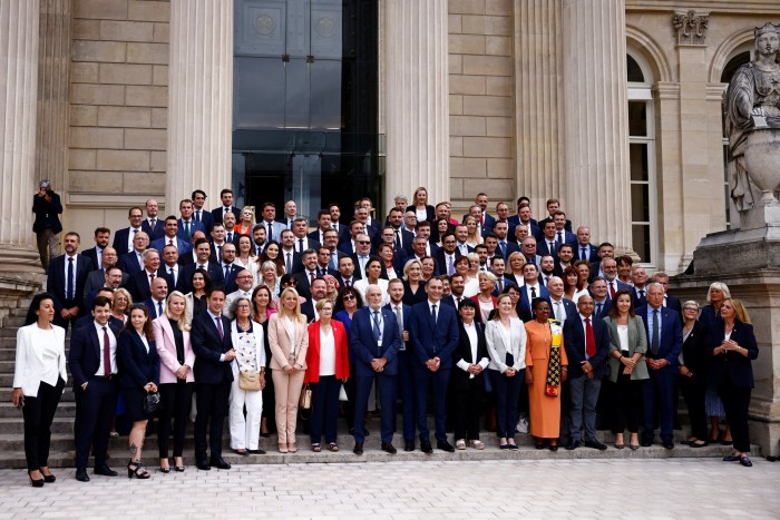 I neoeletti membri del parlamento del Rassemblement National arrivano all'Assemblea nazionale di Parigi dopo il secondo turno delle elezioni legislative francesi 