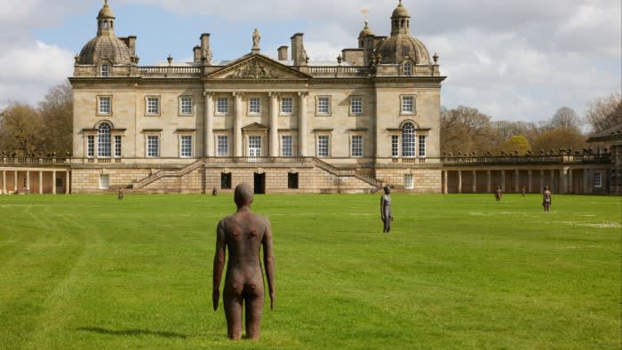 Gli uomini di ferro di Antony Gormley prendono posizione a Houghton Hall
