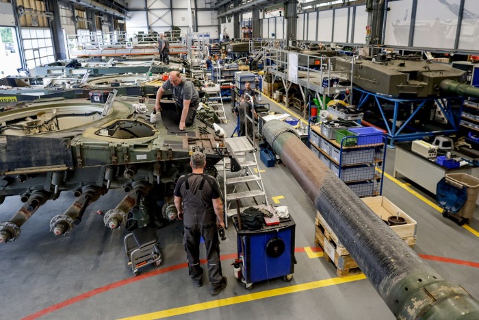 I tecnici della Rheinmetall assemblano un carro armato da combattimento Leopard