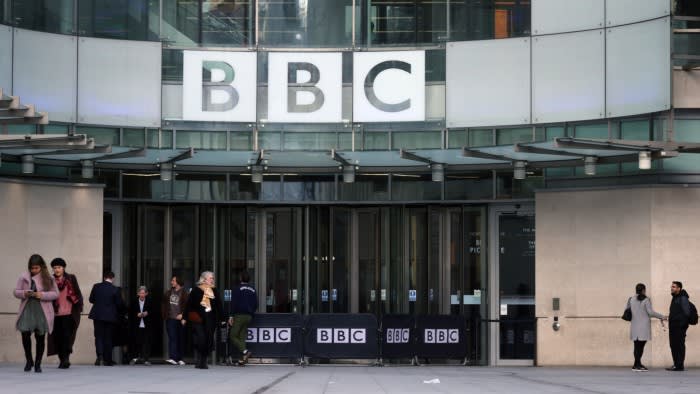 La BBC pianifica 500 tagli di posti di lavoro per aumentare i risparmi sui costi