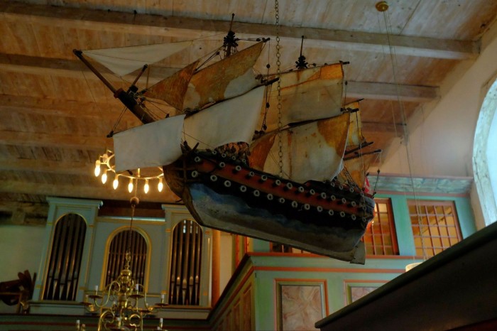 Nave antica appesa in una vecchia chiesa