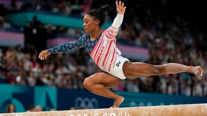 Simone Biles guida la squadra femminile di ginnastica degli Stati Uniti all'oro olimpico