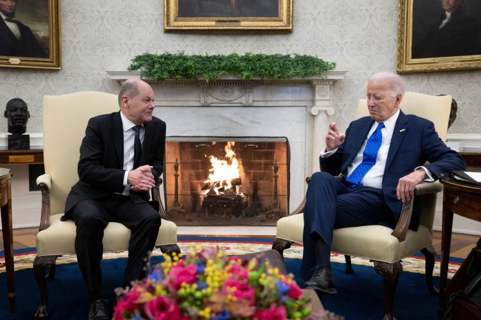 Il presidente degli Stati Uniti Joe Biden incontra il cancelliere tedesco Olaf Scholz nello Studio Ovale della Casa Bianca a Washington, DC, 9 febbraio 2024.