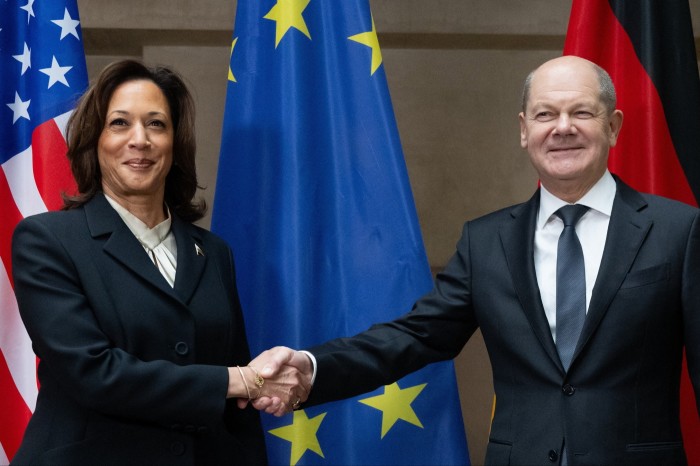 Il cancelliere tedesco Olaf Scholz stringe la mano alla vicepresidente degli Stati Uniti Kamala Harris il 17 febbraio 2024.