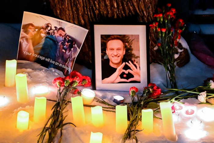 Foto, fiori e candele sono esposti in un memoriale improvvisato per Alexei Navalny