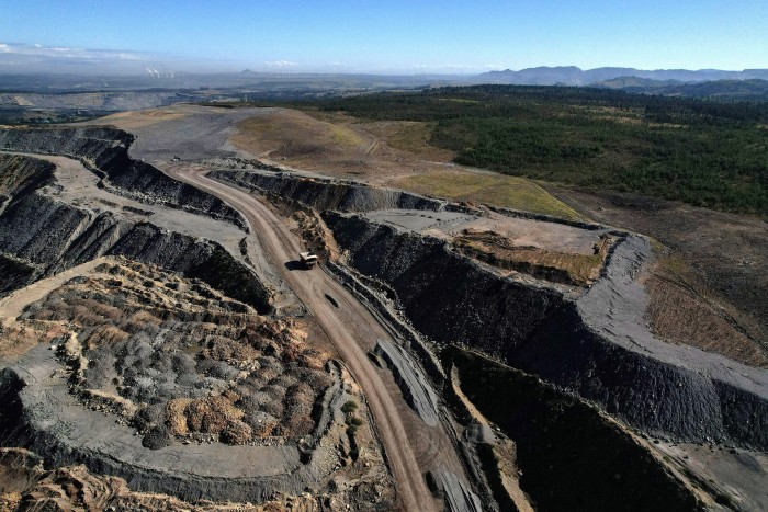 La miniera di carbone Mount Owen di Glencore e il terreno adiacente riabilitato sono raffigurati a Ravensworth, in Australia,