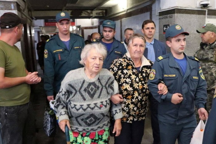 Gli specialisti del Ministero russo delle emergenze assistono i residenti della regione di Kursk, evacuati dopo l'incursione delle truppe ucraine 