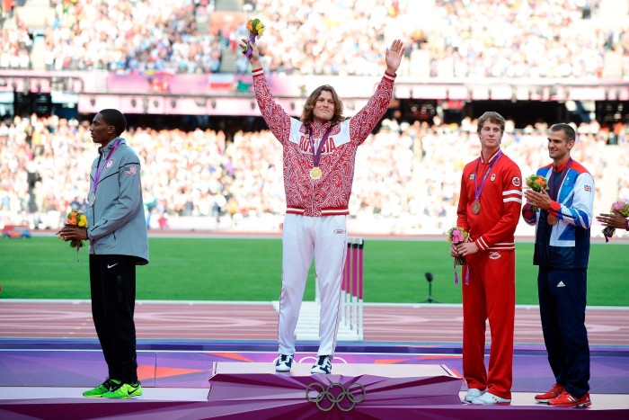 Il medaglia d'oro Ivan Ukhov della Russia (al centro) è affiancato sul podio dal medaglia d'argento Erik Kynard (a sinistra) e dai vincitori congiunti della medaglia di bronzo (da destra a sinistra) Derek Drouin del Canada, Robert Grabarz della Gran Bretagna e Mutaz Essa Barshim del Bahrein
