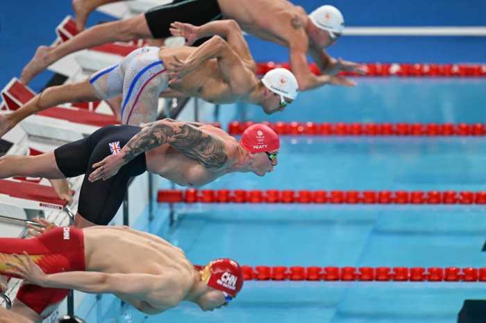 Il britannico Adam Peaty gareggia nella finale dei 100 metri rana maschili