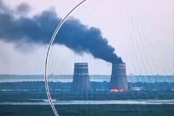 Un'immagine da un video diffuso dal servizio stampa ucraino che mostra un incendio nella torre di raffreddamento della centrale nucleare di Zaporizhia, controllata dalla Russia, a Energodar, nell'Ucraina meridionale