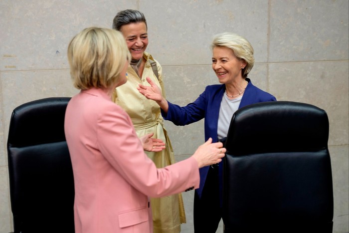 La commissaria europea per i servizi finanziari Mairead McGuinness, Margrethe Vestager e la presidente della Commissione europea Ursula von der Leyen  