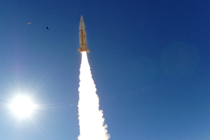Un missile ATACMS della Lockheed Martin parte dal suo lanciatore