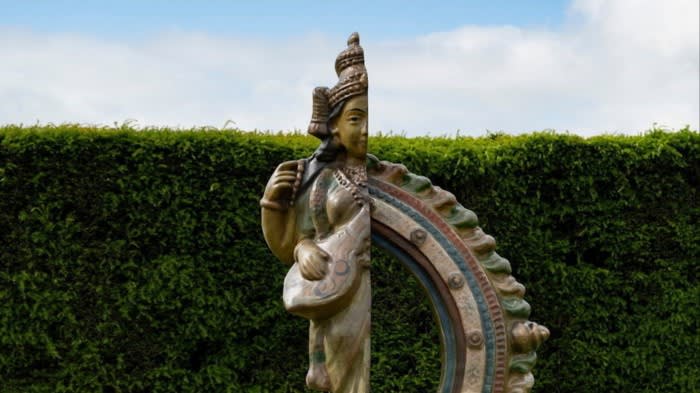 Bharti Kher, recensione dello Yorkshire Sculpture Park: magiche trasformazioni del vetro in oro