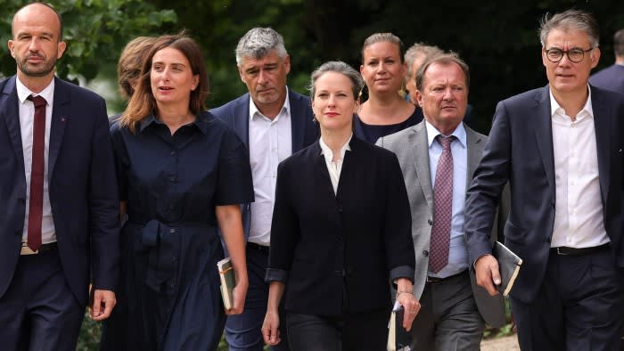 Emmanuel Macron incontra i leader politici per decidere il primo ministro francese