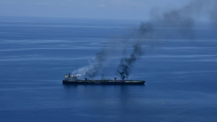 I ribelli Houthi consentiranno il recupero della petroliera in fiamme nel Mar Rosso