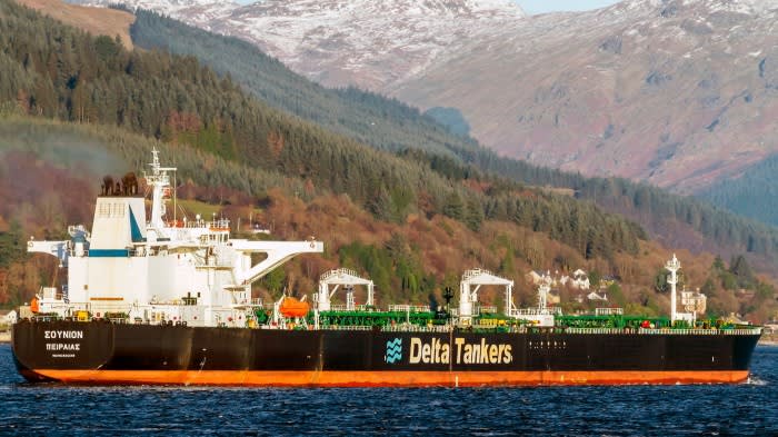 Missione navale UE salva equipaggio petroliera incendiata nel Mar Rosso