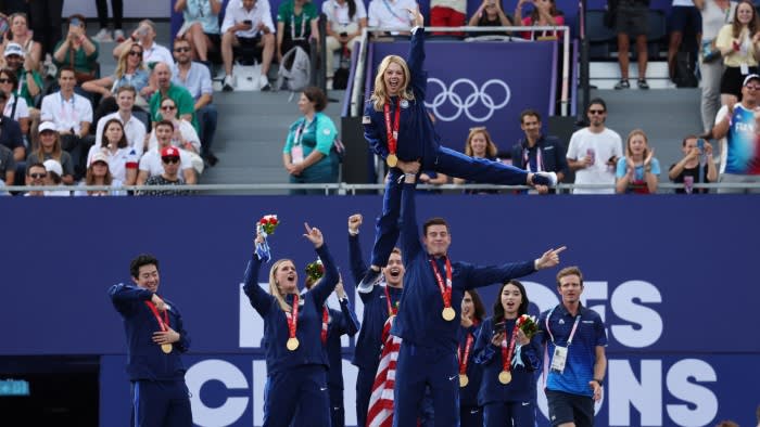 Parigi celebra la prima cerimonia per gli atleti olimpici sconfitti dagli imbroglioni del doping