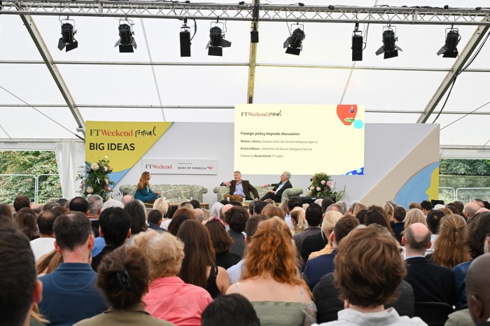 Il direttore della CIA Bill Burns e il capo dell'MI6 Richard Moore