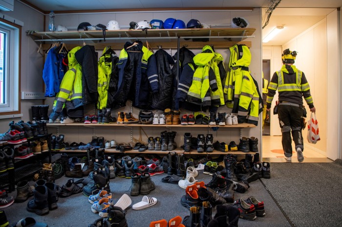 Scarpe e vestiti dei lavoratori sono visibili all'ingresso della sezione prefabbricata della fabbrica Northvolt a Skellefteå