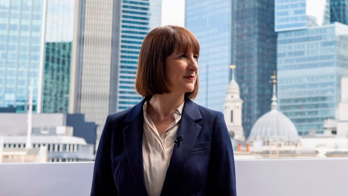 I tagli alla spesa del Regno Unito danneggerebbero le "fondamenta dell'economia", ha detto Reeves