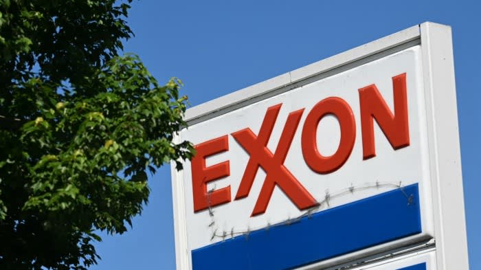 Il crollo del petrolio costringe le major a cercare un nuovo approccio per gli investitori