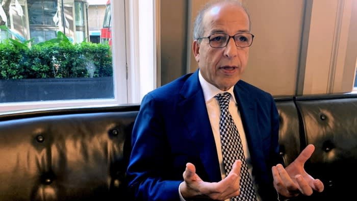 Il governatore della banca centrale libica fugge dal paese diviso per paura di perdere la vita