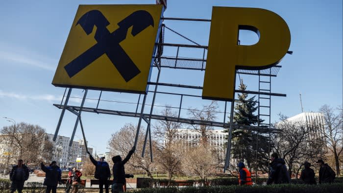 Il tribunale blocca la vendita della filiale russa della banca Raiffeisen