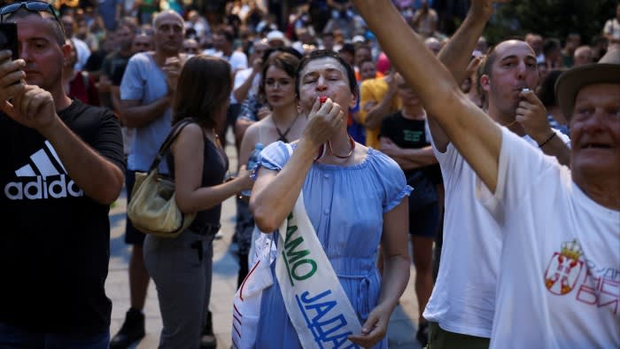 Si intensificano le proteste in Serbia per la proposta di una miniera di litio