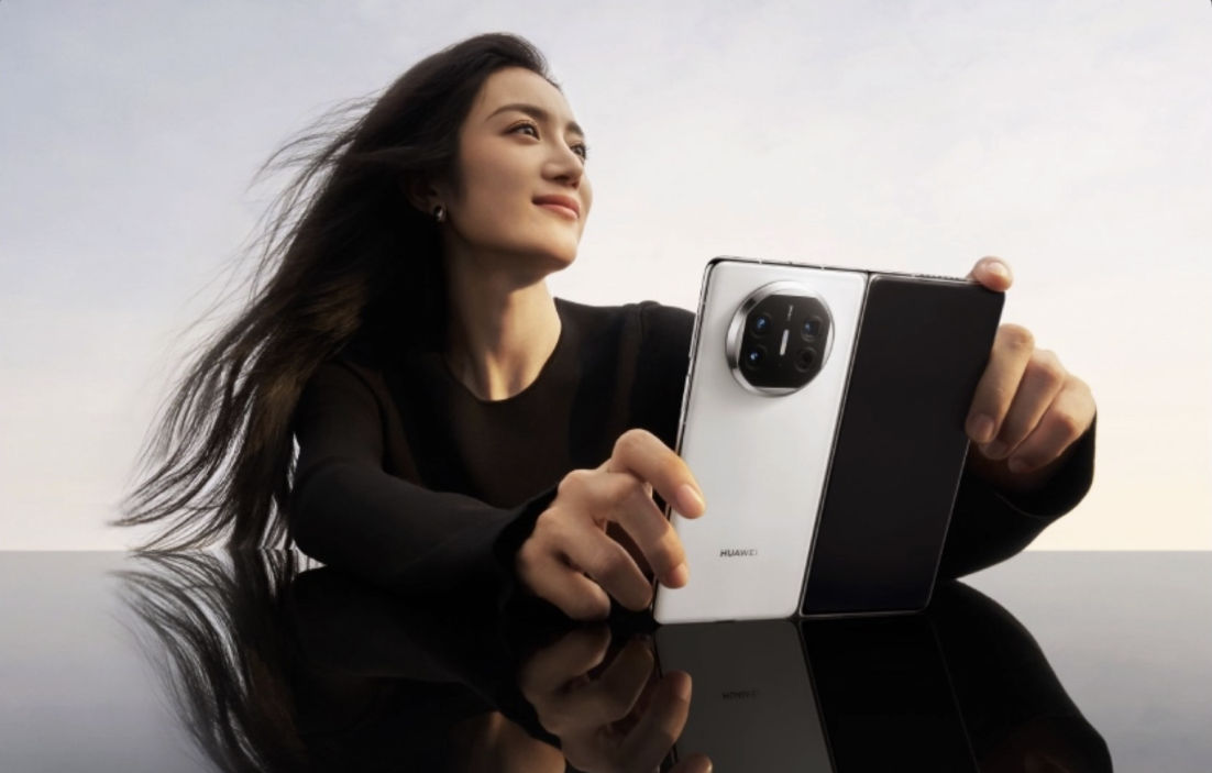 Stanno arrivando i telefoni pieghevoli con triplo schermo e non potremmo esserne più entusiasti!