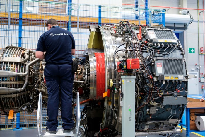 Un uomo lavora su un motore aeronautico in una fabbrica in Belgio