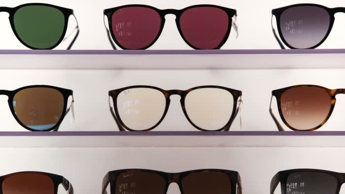 EssilorLuxottica sostiene Del Vecchio mentre l'indagine di hacking si intensifica