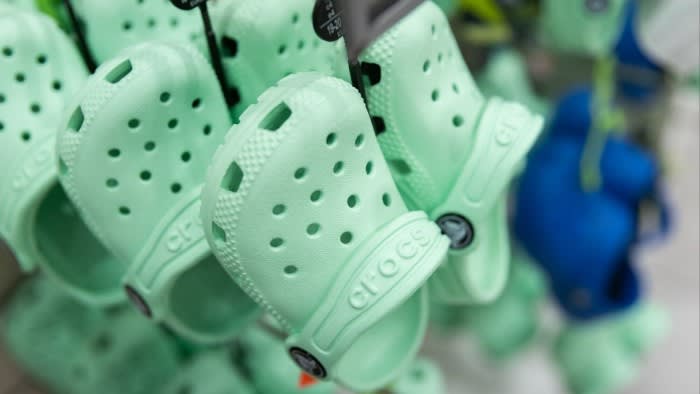 I Crocs hanno raddoppiato il brutto. Sta dando i suoi frutti