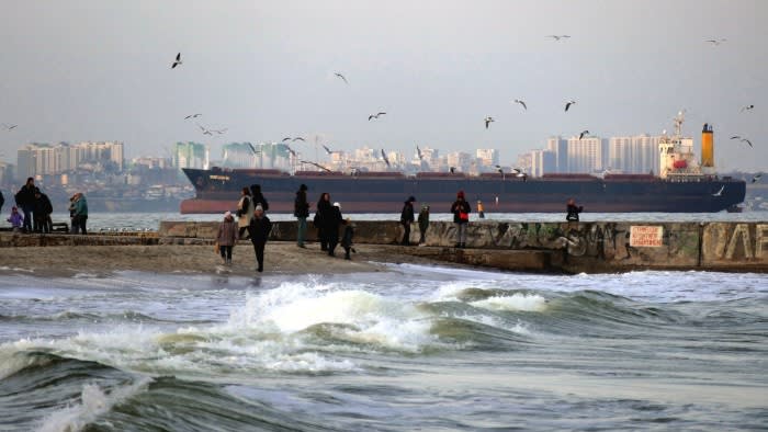 La Russia intensifica gli attacchi dell’Ucraina con un attacco su una nave nel porto di Odessa