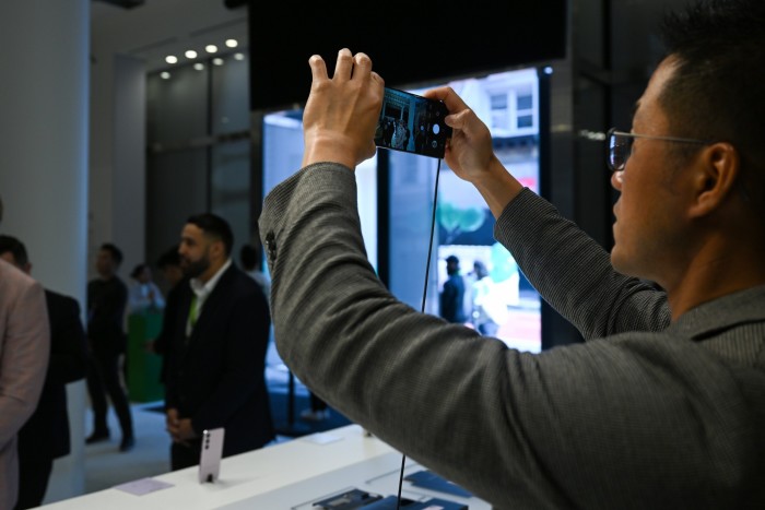 Telefono Samsung sorretto da un uomo