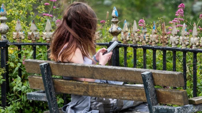 L’uso dei social media da parte degli adolescenti è fortemente legato all’ansia e alla depressione, secondo uno studio britannico