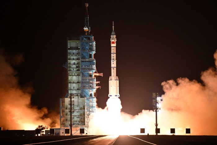 Un lungo razzo vettore March-2F che trasporta la navicella spaziale Shenzhou-19 e l'equipaggio di tre astronauti decolla dal centro di lancio satellitare di Jiuquan, nel deserto del Gobi, nel nord-ovest della Cina