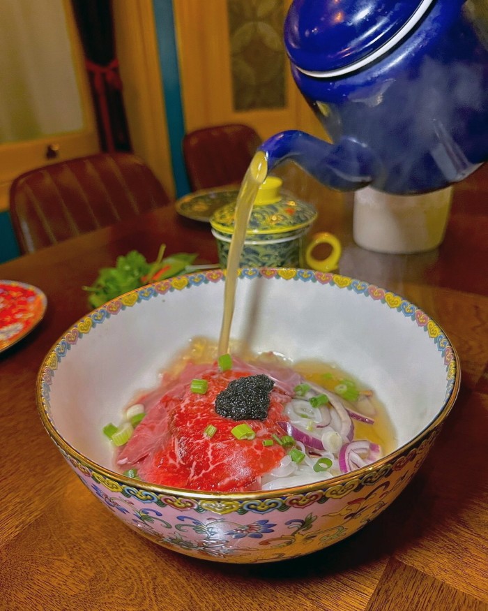 Wagyu pho di Med Salleh Viet con tartufo del Périgord, la sua zuppa versata da una teiera al tavolo