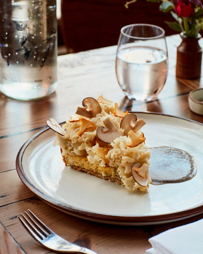 Crostata di pasta frolla alla parmigiana di Perilla con funghi di cavolfiore, crema pasticcera salata e tartufo del Périgord grattugiato 