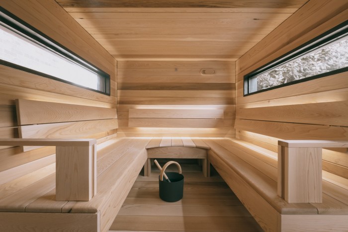L'interno in cedro della sauna è modulare e respinge naturalmente gli insetti